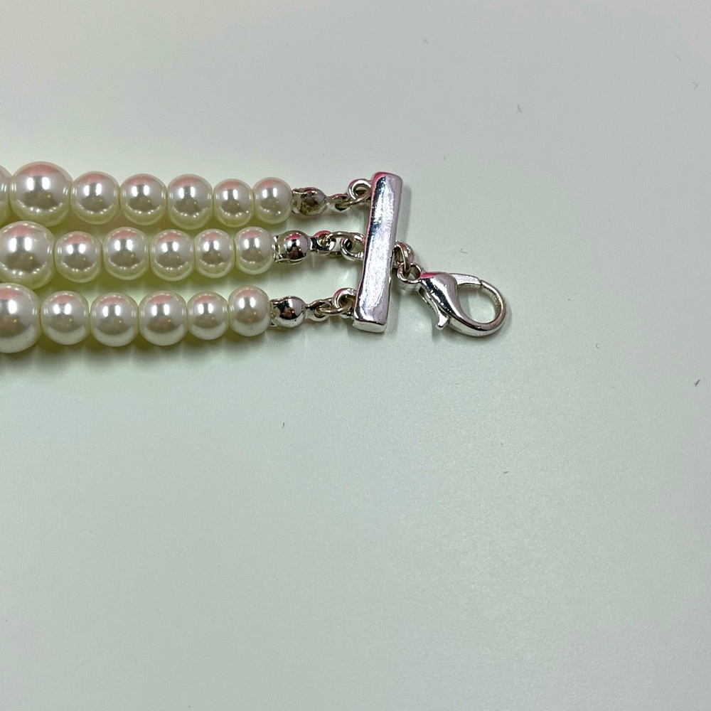 Vintage Y2K Triple Strand Pearl and Silver Abstract Flower Pendant Bracelet - Picture 7 of 9